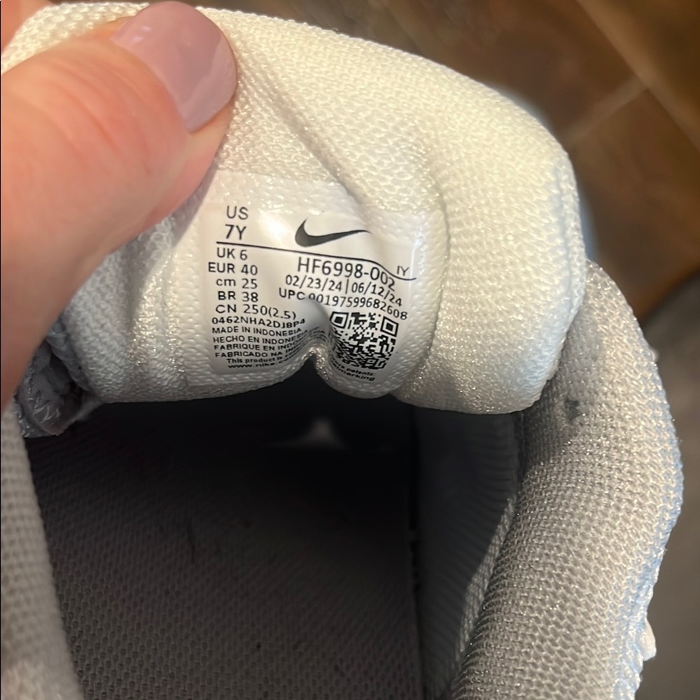 Nike White and Grey Vomero sneakers 
KIDS size 7 = Womens size 8.5 - Picture 6 of 6